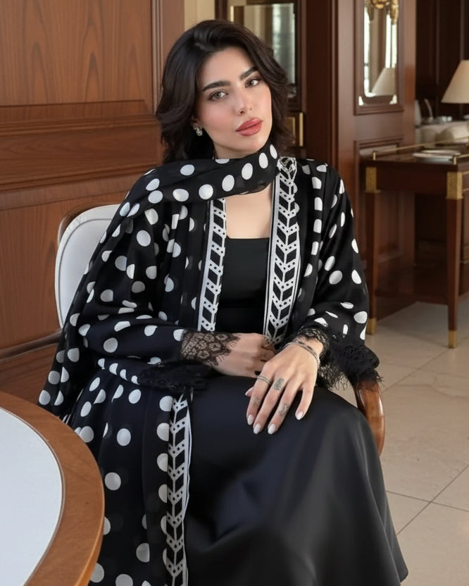 طقم عباءة وحجاب أسود بنقشة منقطة وحواف دانتيل — صورة المنتج