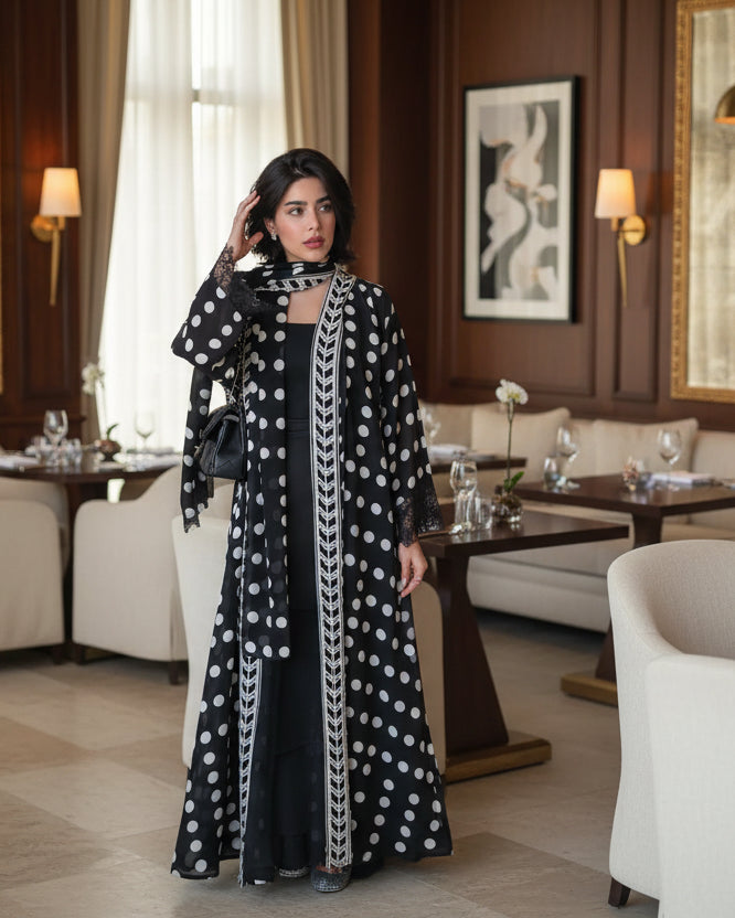 طقم عباءة وحجاب أسود بنقشة منقطة وحواف دانتيل — صورة المنتج