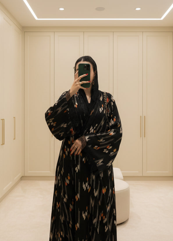 طقم عباءة وحجاب أسود بكتل لونية وحواف دانتيل — صورة المنتج