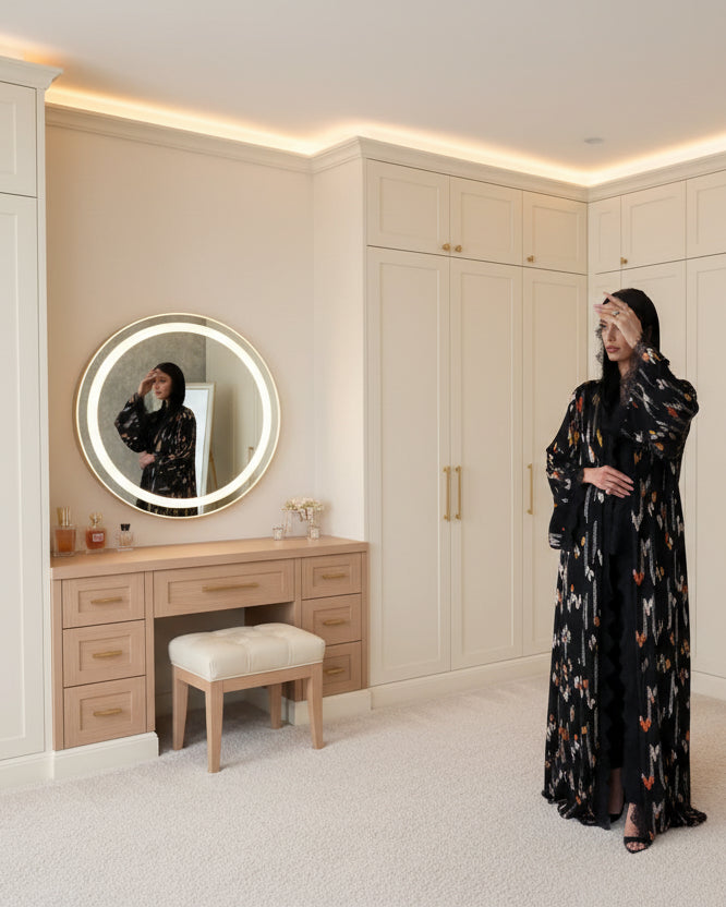 طقم عباءة وحجاب أسود بكتل لونية وحواف دانتيل — صورة المنتج
