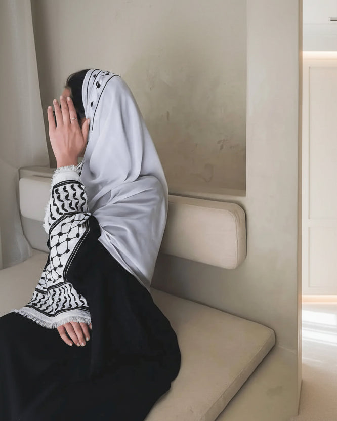 عباءة سوداء مفتوحة بتطريز وتفاصيل شيفون — صورة المنتج